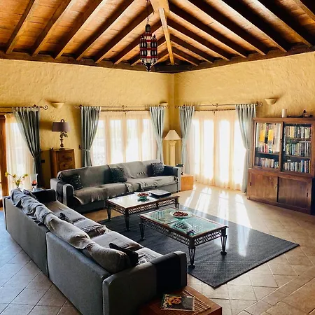 Large Heated Pool, Hot Tub, Bar, Games Room, Gym, 2 Caves, New Outdoor Kitchen Villa